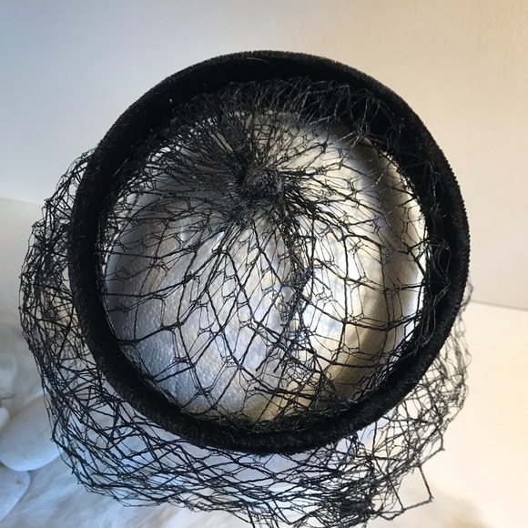 Vintage 1950/60s Black Velvet Pillbox Hat Netting - Picture 5 of 7